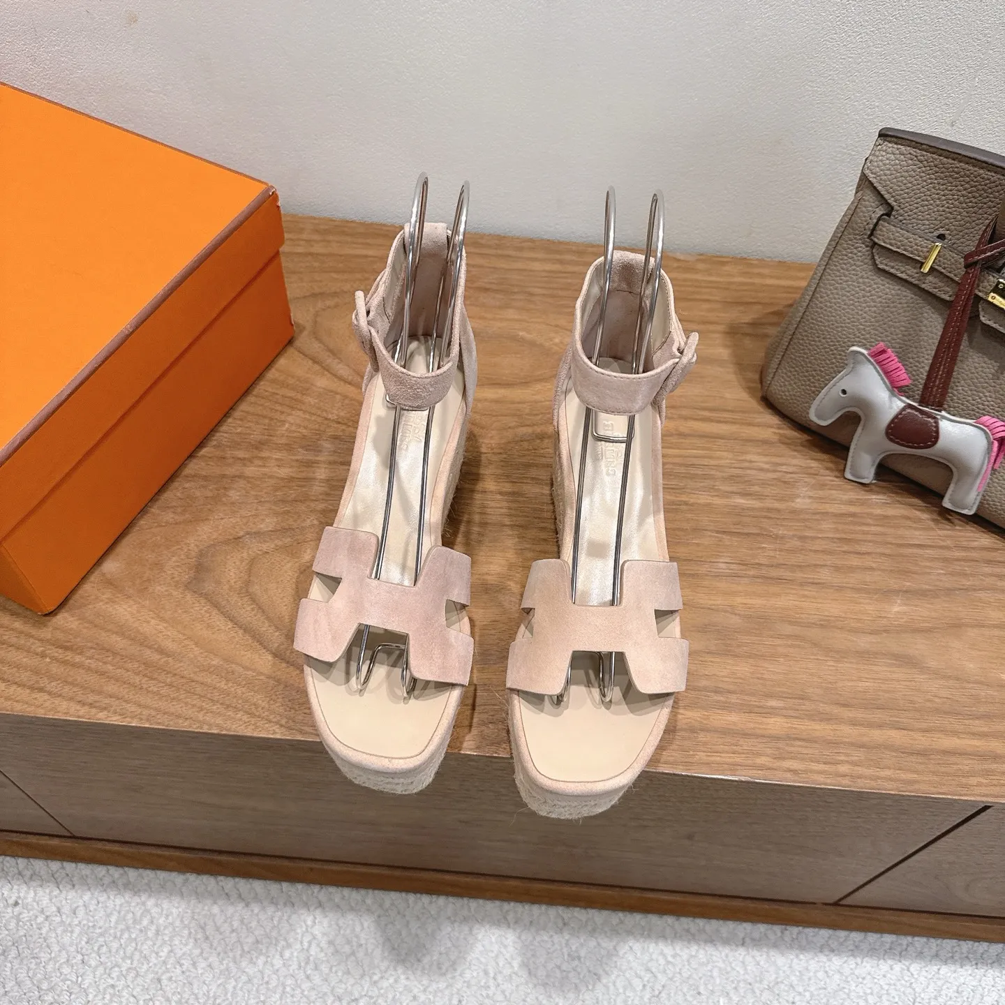 👟👟Ex-factory price 720👟👟 Hermes... a Eclair 2025 new color + popular series, the version is super positive, with a certain thickness, which makes the legs longer! Breathable, comfortable calfskin, spring and summer color matching, this item is both beautiful and comfortable! Channel supply code size: 35-39 can be ordered as 40.41 with airplane box ➕20